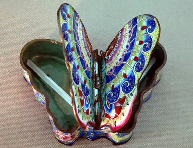 Chiếc hộp pháp lam Việt Nam hình con bướm niên đại thế kỷ 19.